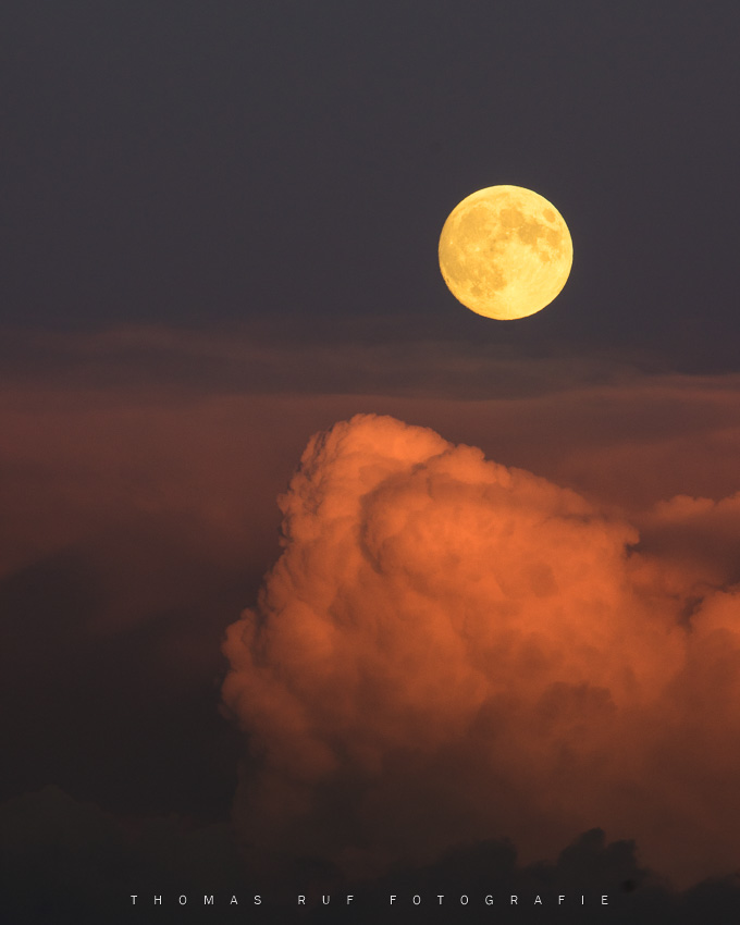 Vollmond über Gewitterwolke | Burgistein BE