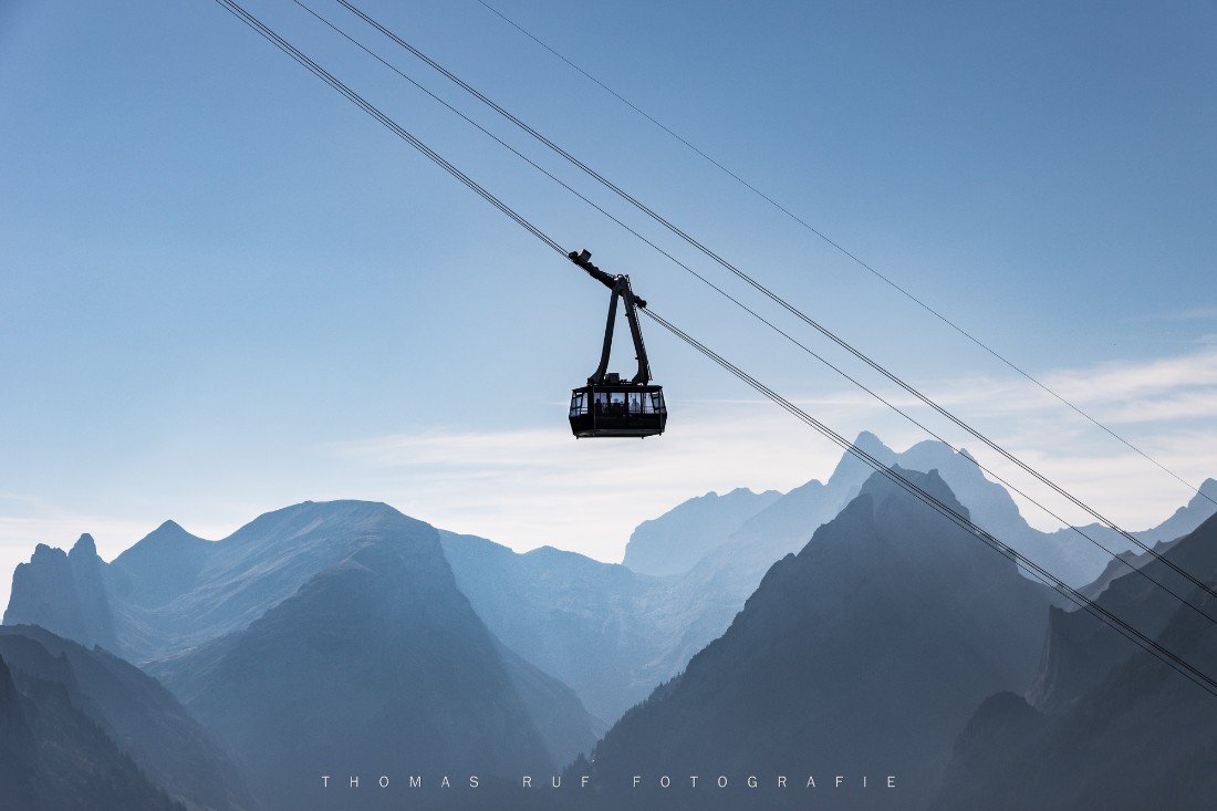 Schwebende Gondel zum Hohen Kasten – Berglandschaft des Alpsteins in gestaffelten Ebenen wie Bühnenkulissen